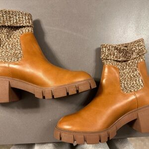 Universal Thread - Women’s Keeley Chelsea Boots - Size 8.5